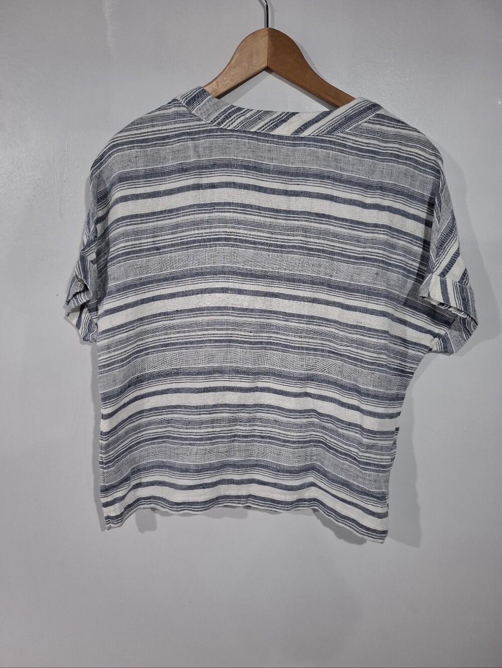 Artisan Ny Striped V-Neck Box Top in Blue and White 100% Linen Sz M Nautical - Picture 3 of 7